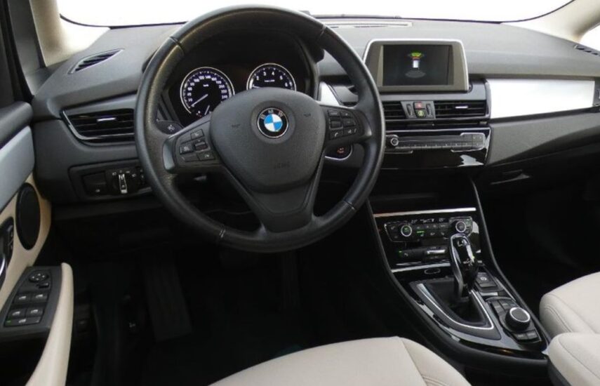 Volant, palubní deska a volič automatické převodovky BMW Gran Tourer
