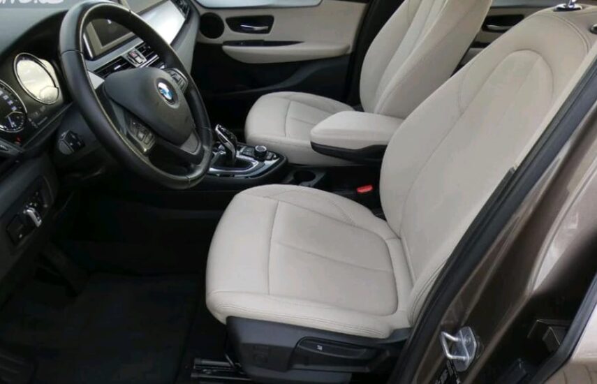 Světlá přední sedadla BMW Gran Tourer s pohledem na místo řidiče
