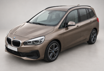 Béžové BMW Gran Tourer zepředu a z boku – pronájem auta v Praze