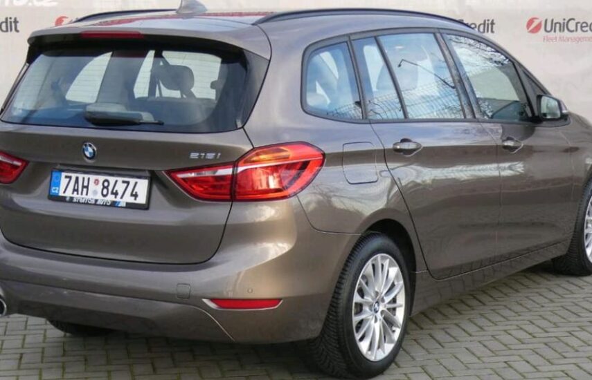 BMW Gran Tourer při pohledu zezadu a z pravého boku