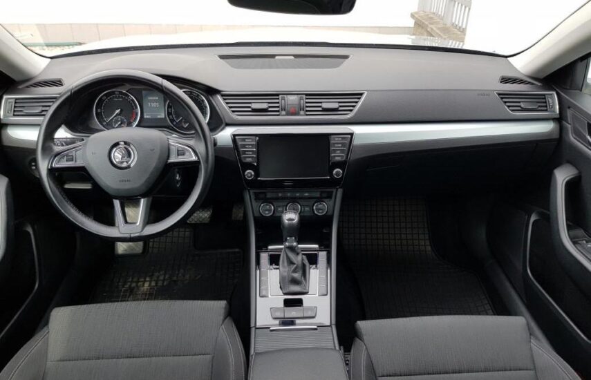Interiér vozu Škoda Superb s automatickou převodovkou