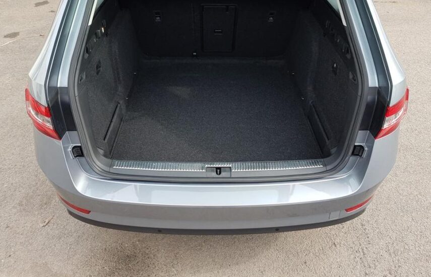 Prostorný zavazadlový prostor vozu Škoda Superb