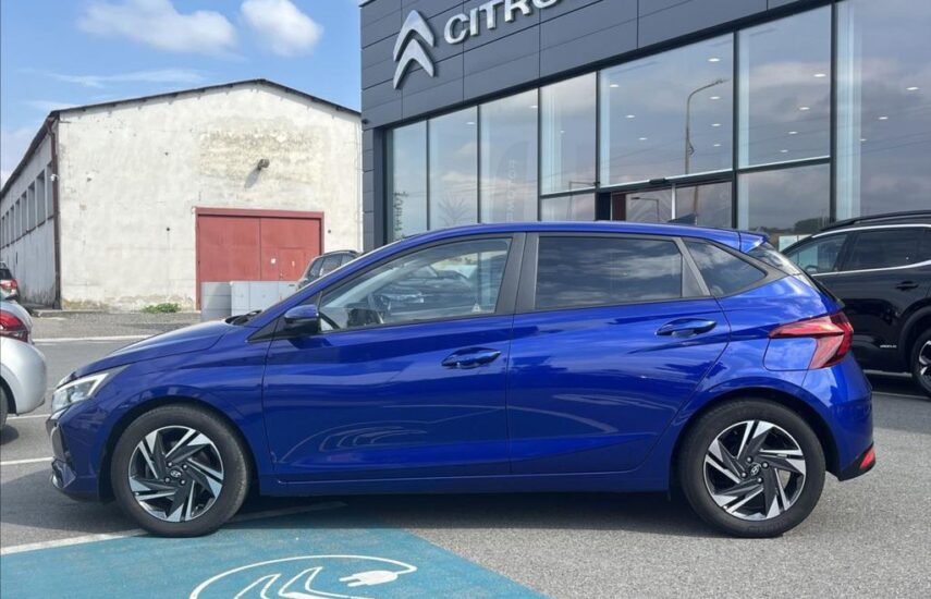 Boční pohled na modrý pětidveřový Hyundai i20
