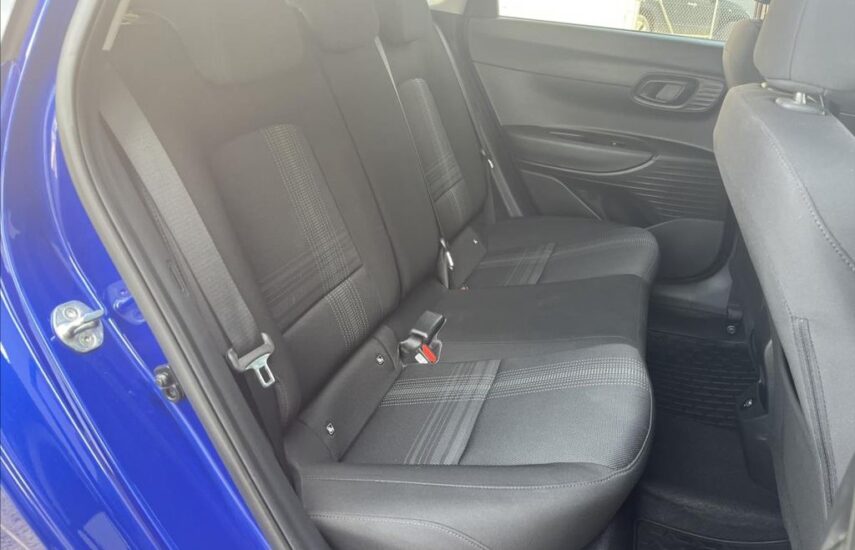 Zadní sedadla vozu Hyundai i20 s tmavým látkovým čalouněním