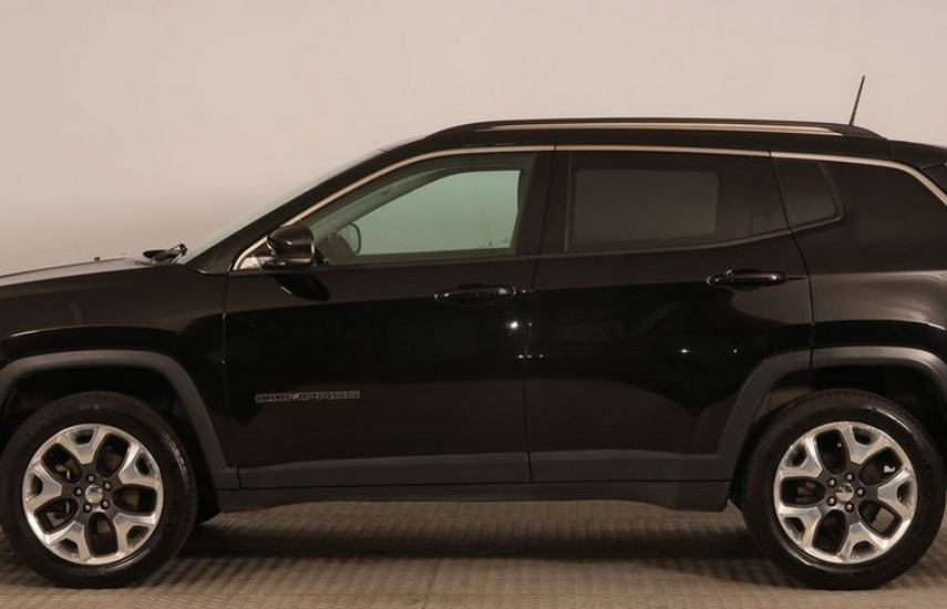 Boční pohled na černý Jeep Compass se střešními podélníky