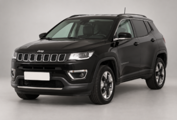 Černý Jeep Compass zepředu a z boku – pronájem auta v Praze