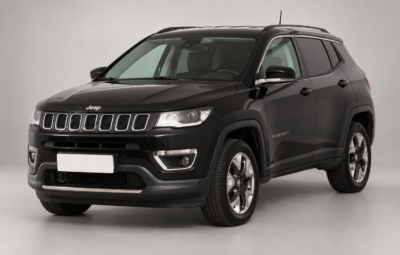Černý Jeep Compass zepředu a z boku – pronájem auta v Praze