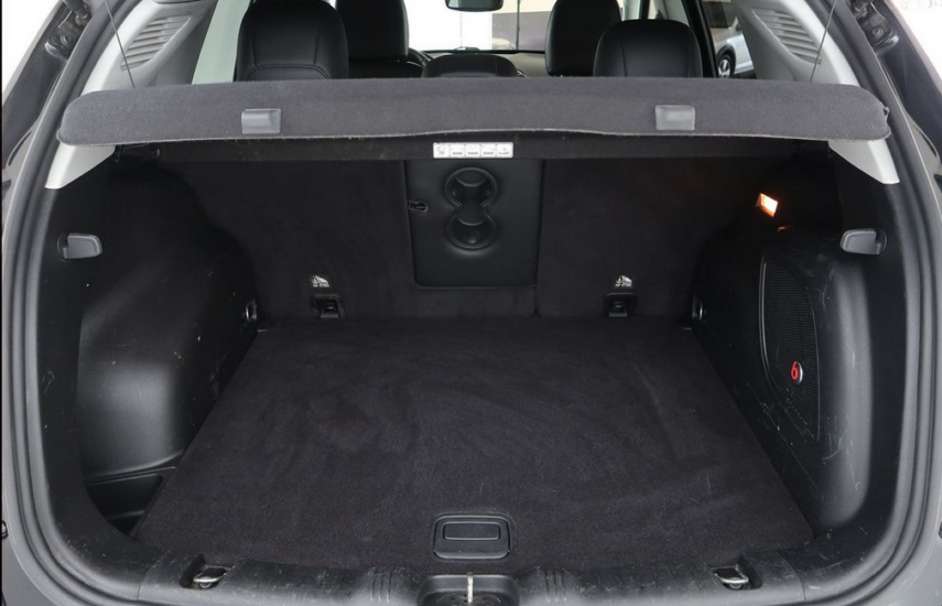 Otevřený zavazadlový prostor vozu Jeep Compass se vztyčenými zadními opěradly
