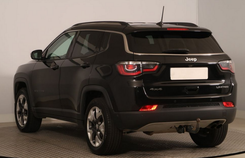 Černý Jeep Compass zezadu a z boku s viditelným tažným zařízením
