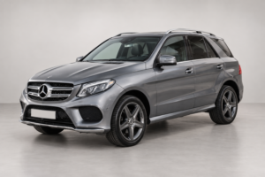 Šedý Mercedes-Benz GLE zepředu a z boku – pronájem auta v Praze