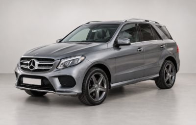 Šedý Mercedes-Benz GLE zepředu a z boku – pronájem auta v Praze