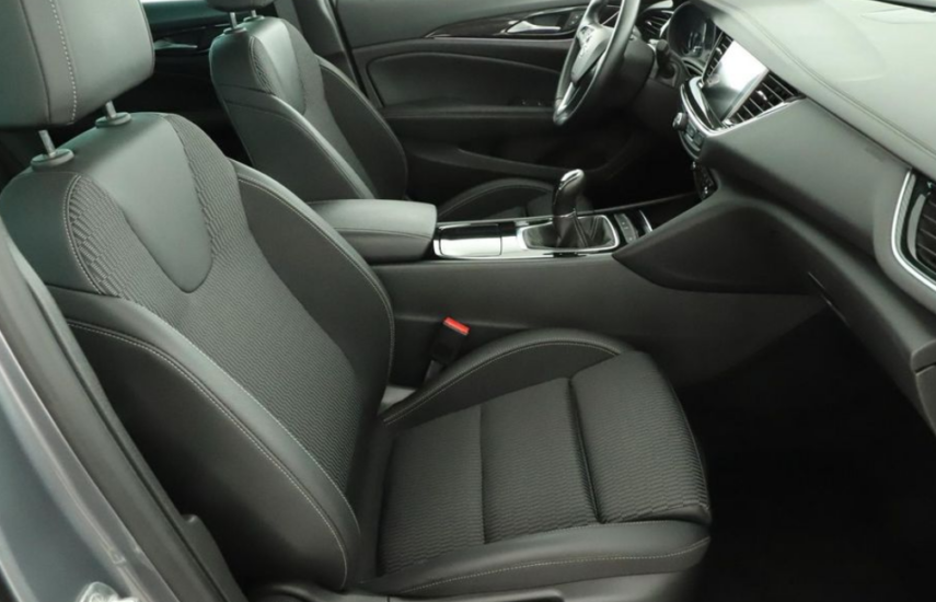 Přední sedadla, palubní deska a středová konzola vozu Opel Insignia