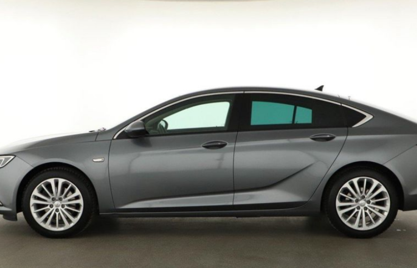 Boční pohled na šedý Opel Insignia z nabídky autopůjčovny v Praze