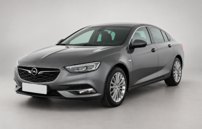 Šedý Opel Insignia zepředu a z boku – pronájem auta v Praze