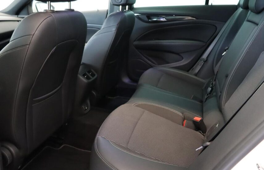 Zadní sedadla a prostor pro cestující ve voze Opel Insignia