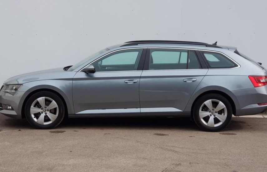 Šedá Škoda Superb Combi z boku