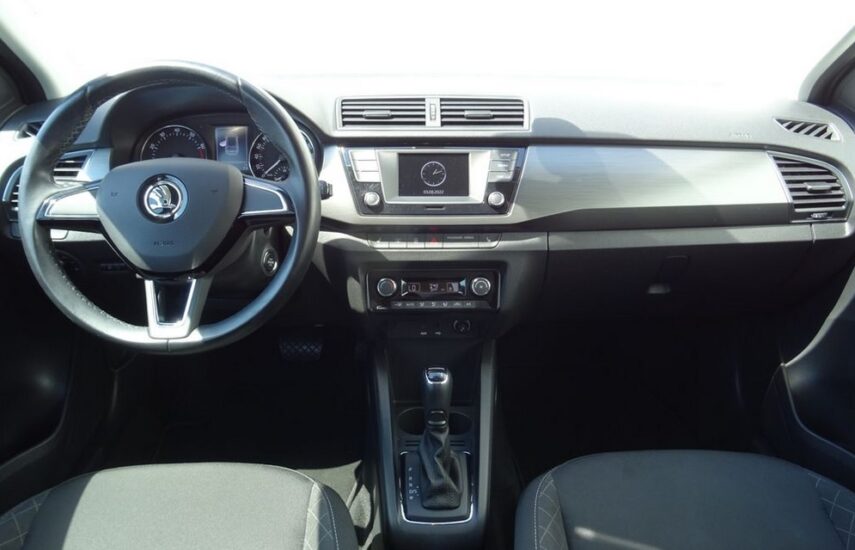 Palubní deska, volant a volič automatické převodovky ve voze Škoda Fabia Combi