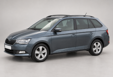 Šedomodrá Škoda Fabia Combi zepředu a z boku – pronájem auta v Praze