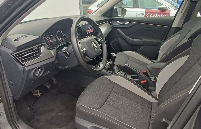 Přední sedadla, palubní deska a manuální řadicí páka vozu Škoda Kamiq