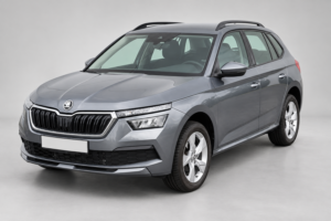 Šedá Škoda Kamiq zepředu a z boku – pronájem auta v Praze