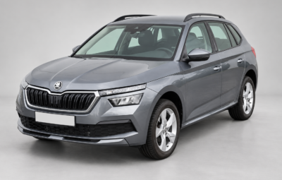 Šedá Škoda Kamiq zepředu a z boku – pronájem auta v Praze