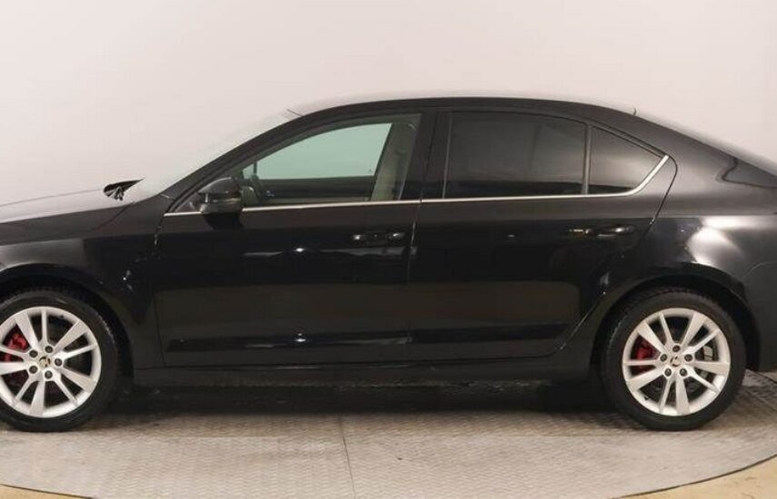 Černá Škoda Octavia z boku