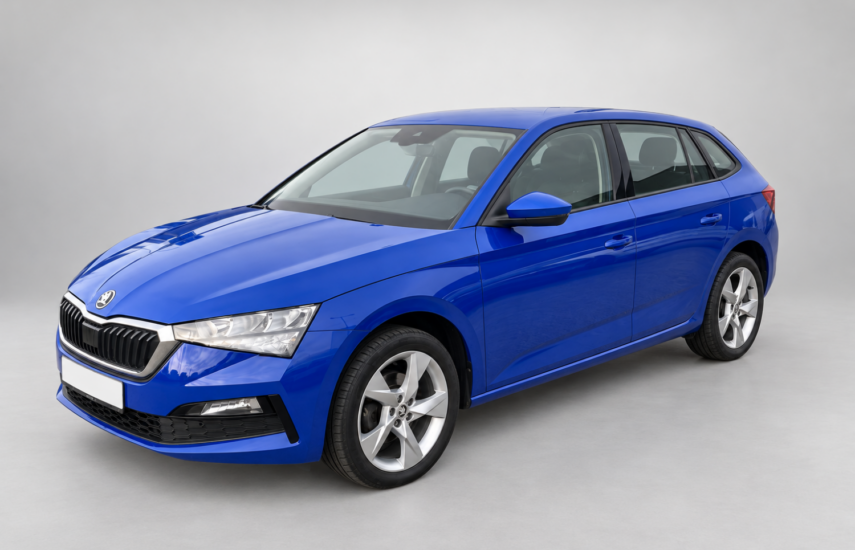 Modrá Škoda Scala zepředu a z boku – pronájem auta v Praze