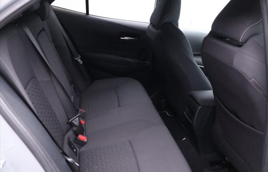 Zadní sedadla a prostor pro nohy ve voze Toyota Corolla