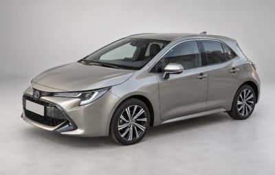 Stříbrná Toyota Corolla Hatchback zepředu a z boku – pronájem auta v Praze