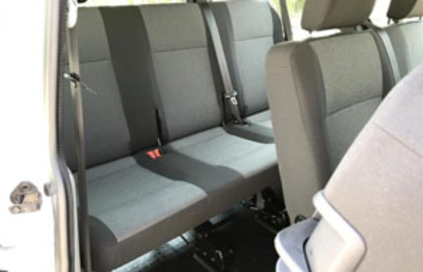 Zadní řady sedadel vozu Volkswagen Transporter s opěrkami hlavy a bezpečnostními pásy