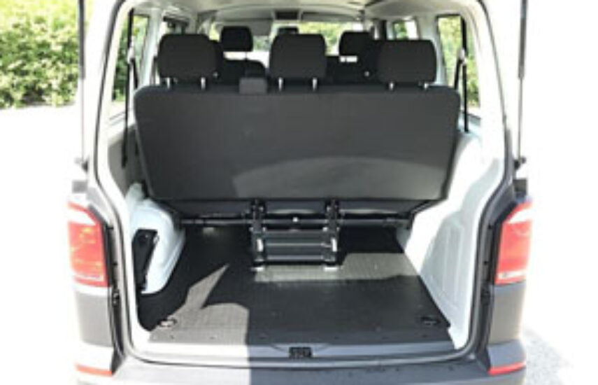 Zavazadlový prostor za poslední řadou sedadel vozu Volkswagen Transporter