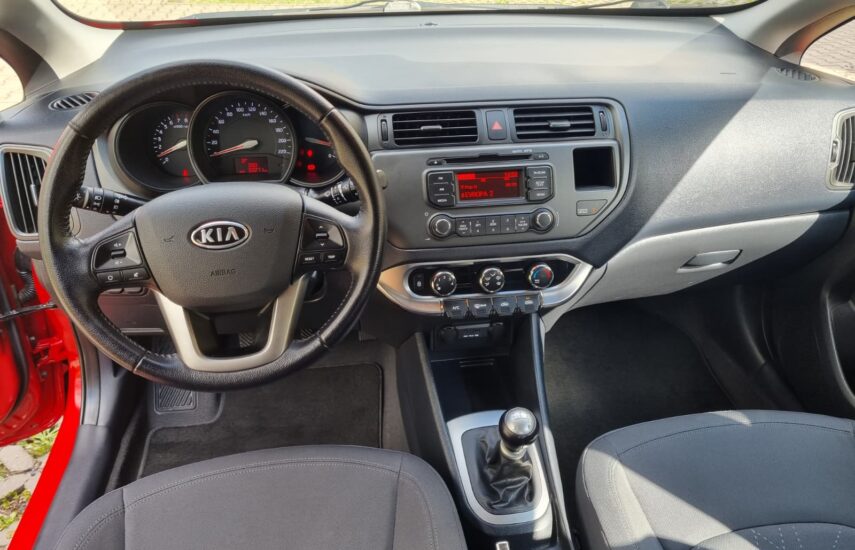 Palubní deska, volant a řadicí páka manuální převodovky vozu Kia Rio