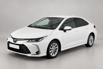 Bílá Toyota Corolla Sedan zepředu a z boku – pronájem auta v Praze