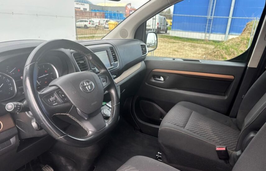 Volant, palubní deska a přední sedadla vozu Toyota Proace