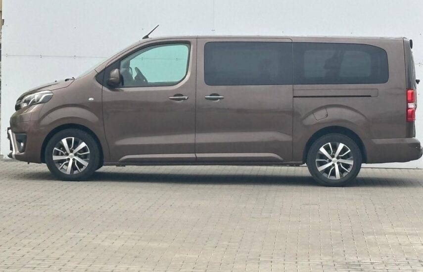 Boční pohled na hnědou Toyotu Proace s posuvnými bočními dveřmi
