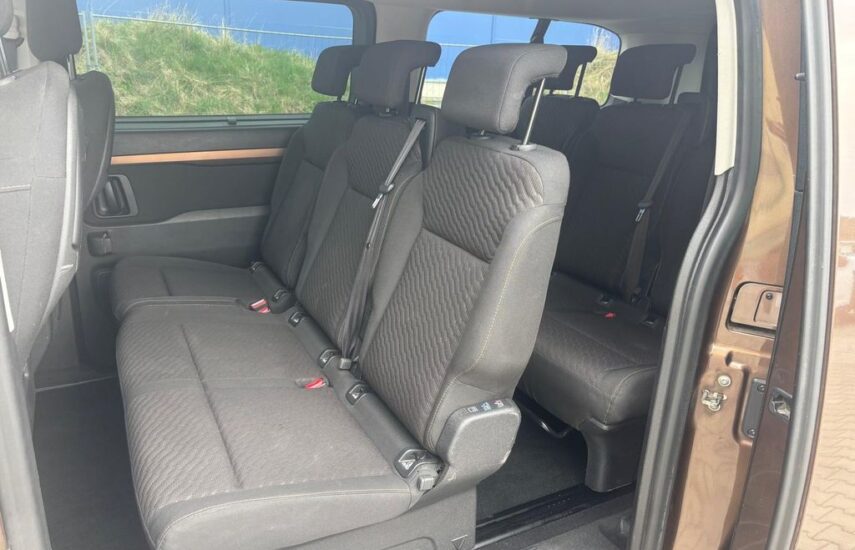 Zadní řady sedadel vozu Toyota Proace při pohledu otevřenými bočními dveřmi