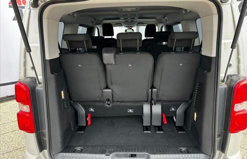 Zavazadlový prostor za poslední řadou sedadel vozu Toyota Proace