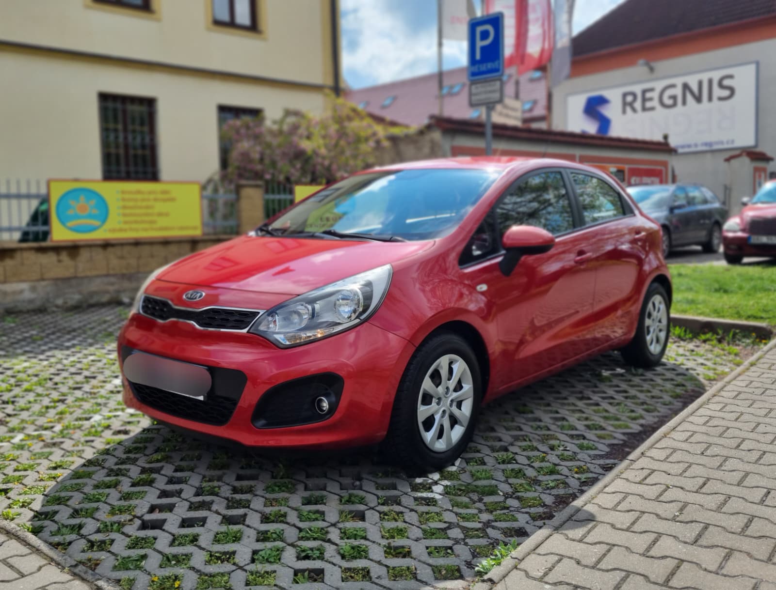 Červená Kia Rio k pronájmu s doručením v Praze