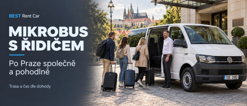 Řidič vítá tři cestující s kufry u bílého mikrobusu Volkswagen v Praze