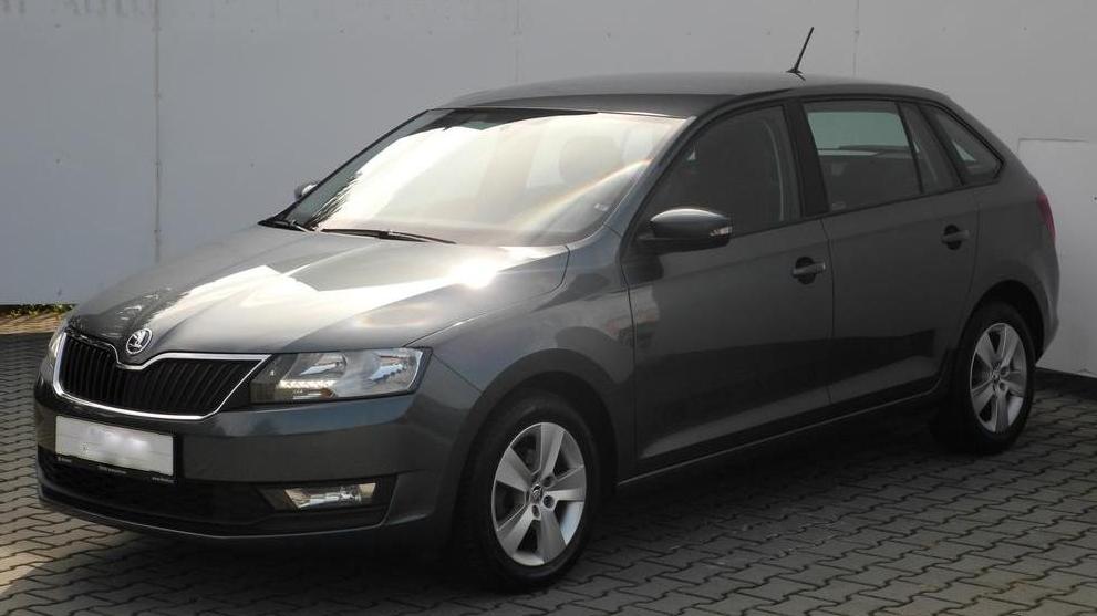 Šedý Škoda Rapid k pronájmu k dodání v Praze
