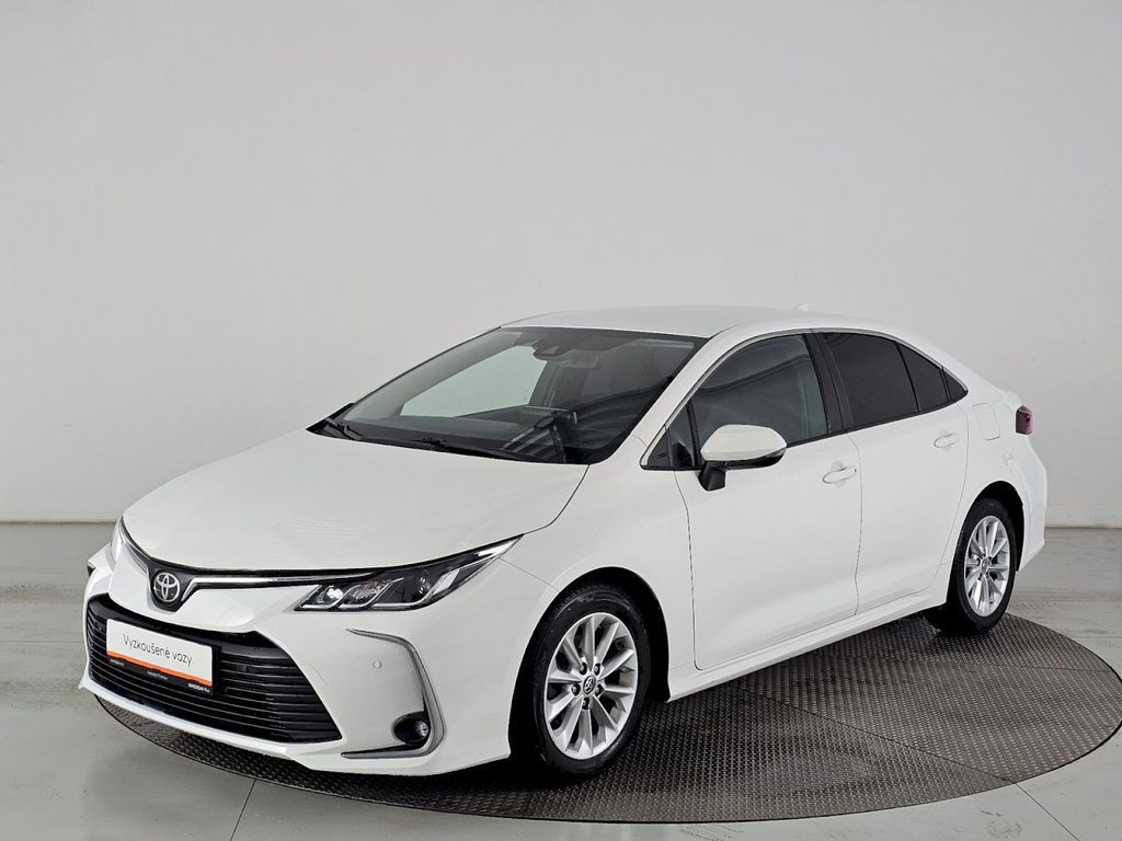Bílá Toyota Corolla s půjčovnou taxíků v Praze